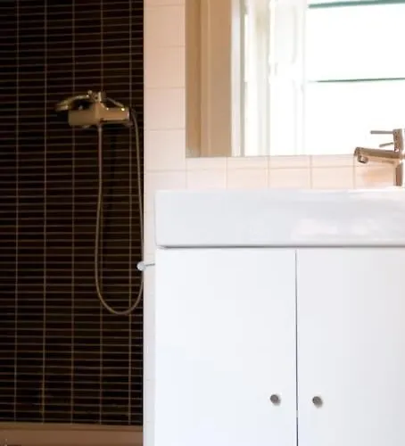 Romantic & Renewed 1 Bedroom In Campolide - 1e Apartament